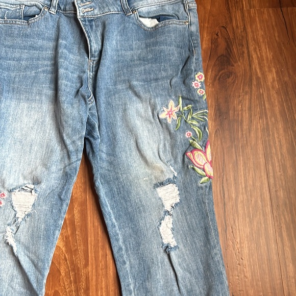 Soho cropped boyfriend embroidered distressed jeans size 16 - Picture 3 of 4